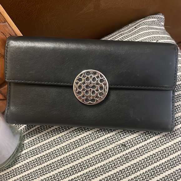 Vintage leather authentic COACH wallet in black. Unique emblem on front. - Picture 4 of 16